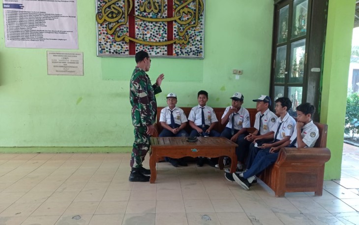 Serma Kaswanto Berikan Materi Wasbang Kepada Siswa Siswi SMP