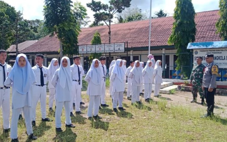 Polsek Batang Toru Dan Koramil 19/ Siais Beri Nilai - Nilai Kebangsaan Ke Pelajar SMA