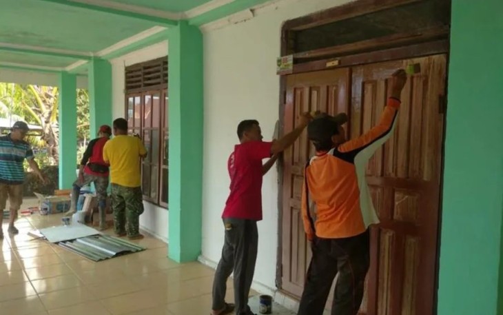 Satgas TMMD 118 Kodim 0408/BS Gotong Royong Rehab Masjid Darul Iman