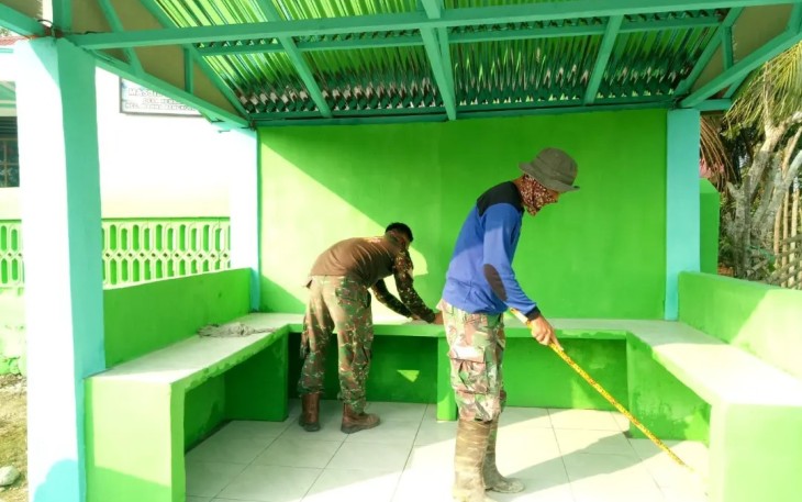Pos Kamling Buatan Satgas TMMD 118 di Cat Warna Hijau