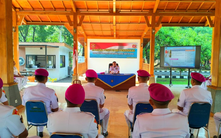 Siswa Pendidikan Lanjutan Bintara (Diklaba) Kejuruan Marinir Angkatan XIII TA. 2023, menerima pembekalan Komandan Kodikmar (Dankodikmar) Kodiklatal Brigjen TNI Marinir Samson Sitohang sebagai bekal pengantar tugas kembali ke Satuan Marinir, bertempat di Joglo Usman Harun Kodikmar Gunungsari Surabaya, Jumat (08/12/2023).