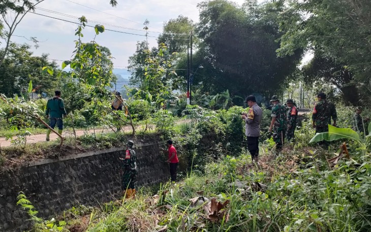 Kodim 0801/Pacitan Gelar Karya Bakti Pembersihan Saluran Air