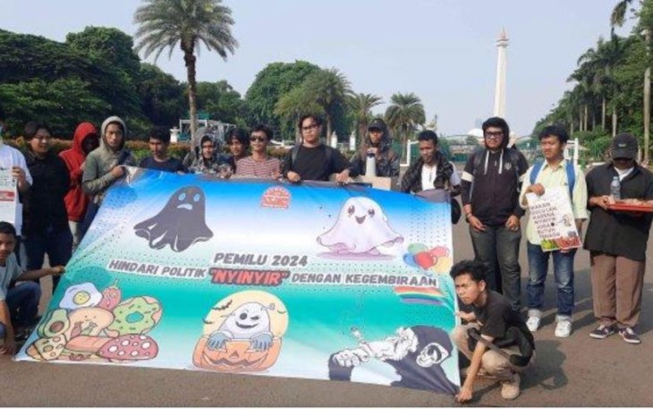 Puluhan mahasiswa yang tergabung dalam Komando Masyarakat Arus Depan (Komrad) Pancasila menggelar aksi damai di depan pintu Monas, Gambir, Jakarta Pusat, Rabu (13/12/2023)