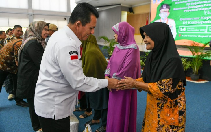 Gubernur Ansar saat Serahkan Bantuan Pertanian Perikanan dan Bantuan Pangan di Bintan