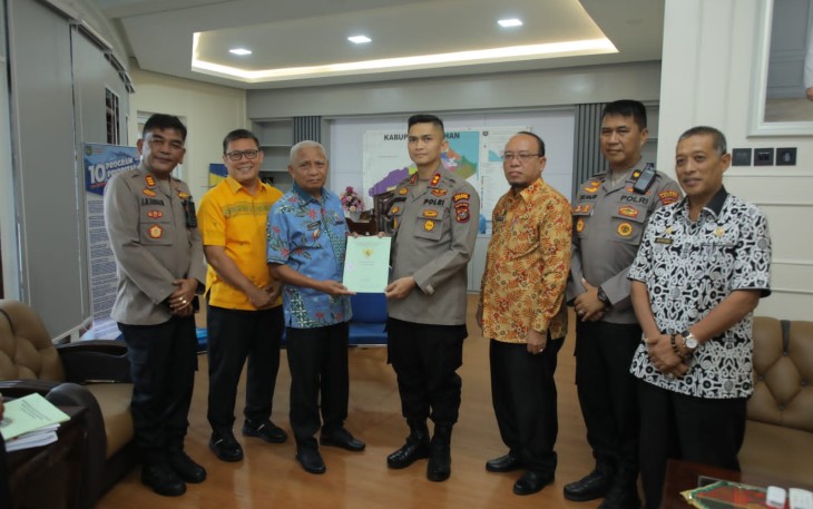 Bupati Asahan Serahkan Sertifikat Tanah Kepada Polres Asahan