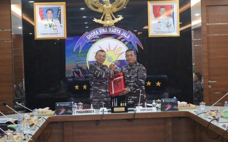 Panglima Komando Armada (Pangarmada) II, Komandan Pangkalan Utama TNI AL (Danlantamal) V Brigjen TNI Marinir Joni Sulistiawan. S. H., M. Han mengikuti memorandum serah terima jabatan Pangkoarmada II di Ruang Rapat Pangkormada II, Gedung Gajah Mada, Ujung, Surabaya. Minggu (17/12/2023)