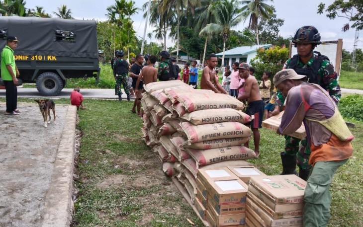 Satgas Yonif 310/KK saat Salurkan Bantuan Pangdam III/Siliwangi Untuk Gereja Warlef