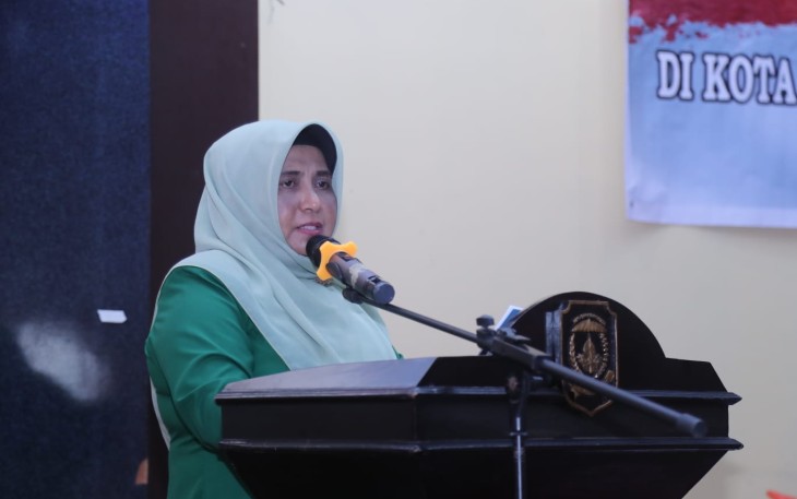 Wali Kota Tanjungpinang, Hj. Rahma, S.IP., M.M., saat menerima secara simbolis dan menyerahkan kembali bantuan tersebut kepada penerima manfaat, di Aula Dinas Sosial Kota Tanjungpinang, Rabu (8/3). 