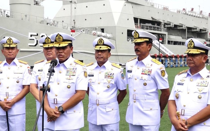 Kasal Laksamana TNI Muhammad Ali dihadapan awak media massa seusai memimpin Upacara Serah Terima Jabatan Komandan Pusat Hidro Osenografi TNI AL (Danpushidrosal) dan Panglima Komando Lintas Laut Militer (Pangkolinlamil) bertempat di lapangan M. Silam Mako Kolinlamil, Tanjung Priok, Jakarta Utara, Senin (20/11).