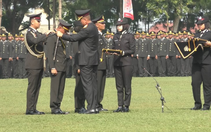 Kasetukpa Lemdiklat Polri Brigjen Pol Mardiaz Kusin Dwihananto, S.I.K., M.Hum bertindak selaku inspektur upacara, melantik secara resmi 1.250 bintara menjadi perwira Polri pada Rabu (08/11/2023)