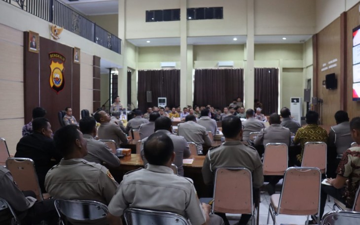 Kapolda Bengkulu Irjen Pol. Drs. Armed Wijaya, MH didampingi wakapolda Bengkulu Brigjen. Drs. Umardani, M.Si serta Irwasda dan PJU POlda Bengkulu lainnya saat gelar rapat..