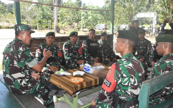 Danrem 121/ABW Kunjungi Pos Satgas PAMTAs RI-Malaysia Yonarmed 10/Brajamusti 