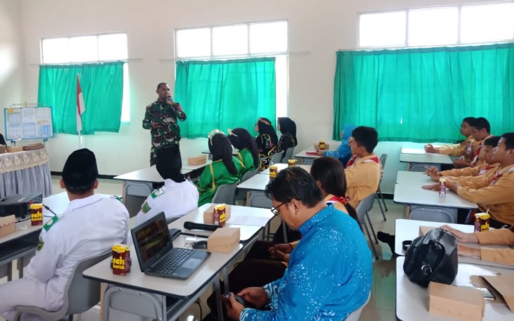 Babinsa Gurimbang saat Berikan Materi Wasbang Kepada Siswa SMPN 03 Sambaliung