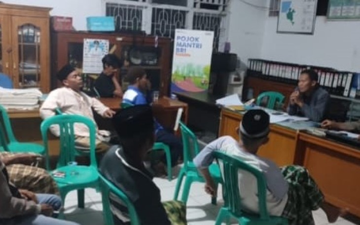 Bhabinkamtibmas Kelurahan Bajak Imbau Aktifkan Sat Kamling Saat Pertemuan dengan Ketua RT/RW
