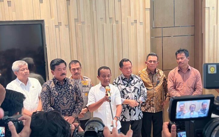 Jumpa pers usai Rakor Percepatan Pengembangan Investasi Ramah Lingkungan di Kawasan Pulau Rempang, Batam. Bertempat di Hotel Marriot Harbourbay Kota Batam, Minggu (17/9).