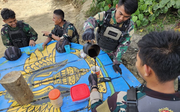 Satgas Mobile 330 Ajarkan Warga Intan Jaya Olah Biji Kopi Jadi Produk Siap Konsumsi