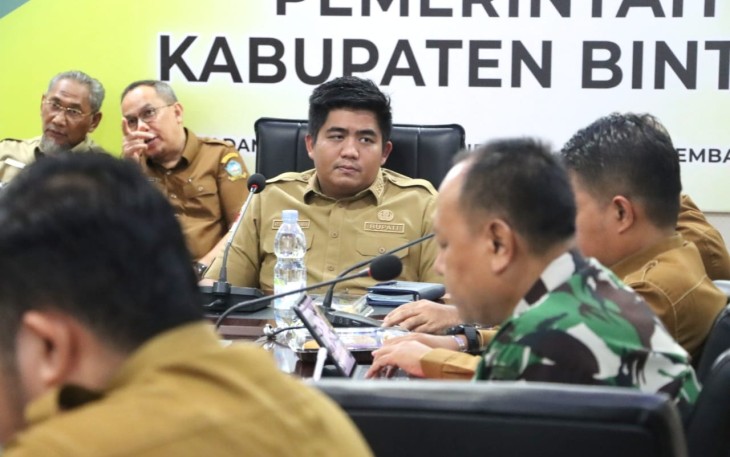 Bupati Roby saat memimpin Rapat, Senin (06/03) di Ruang Rapat Bapelitbang Bintan.