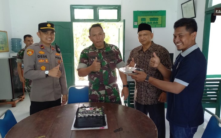 Kapolsek Perlak Barat saat Berikan Ucapan selamat hari Peringatan HUT TNI Ke-78 Tahun