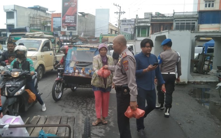 Kapolsek Sunggal Bagikan Nasi Bungkus Kepada Warga