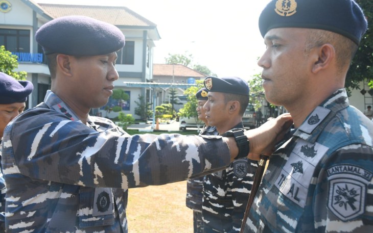 Danlanal Banyuwangi Letkol Laut (P) Indra Nusha R, memimpin upacara pengukuhan tiga jabatan strategis dijajaran Lanal Banyuwangi Bertempat di Lapangan Apel Mako Lanal Banyuwangi Jl. Raya Situbondo No. 54 Ketapang Banyuwangi. Senin (6/11/2023).
