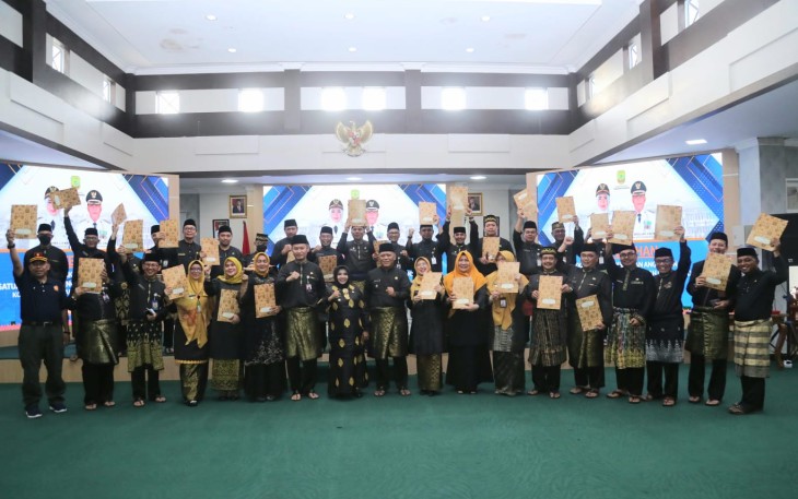 Wali Kota Tanjungpinang, Rahma saat menyerahkan dokumen pelaksanaan anggaran satuan kerja perangkat daerah (DPA-SKPD) kepada pimpinan OPD 