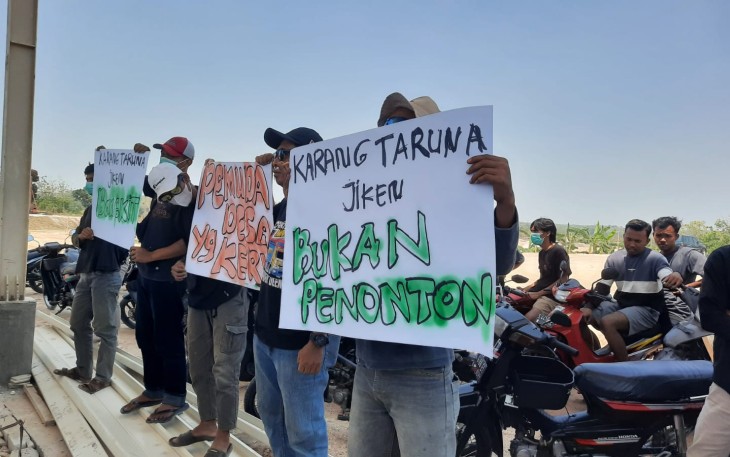 Ratusan pemuda karang taruna Desa Jiken kecamatan Jiken kabupaten Blora menyampaikan aspirasi di pabrik pembuatan kalsium milik PT Pentawira.