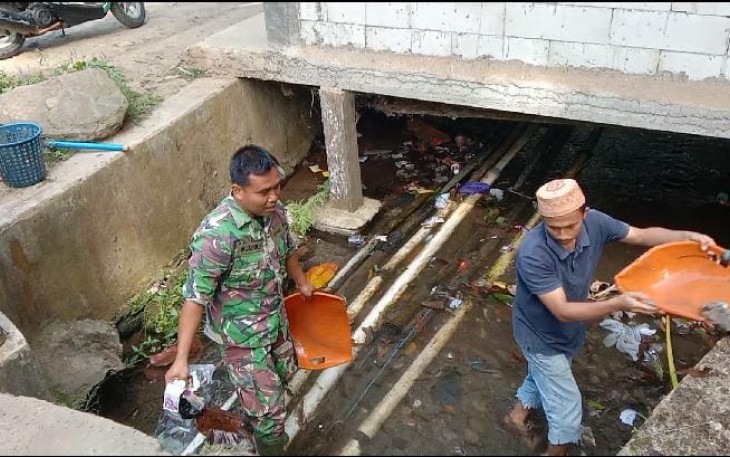 Koramil 0602-12/Ciomas Gelar Karbak Pembersihan Sampah di Saluran Irigasi Cibanten 