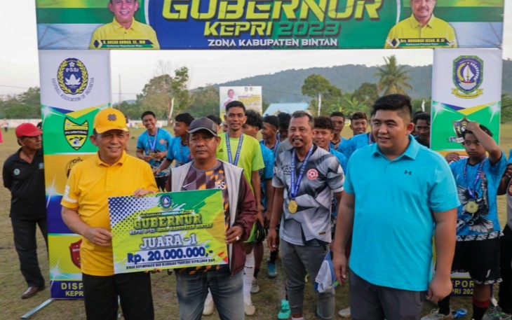 Gubernur Kepulauan Riau H. Ansar Ahmad saat menyerahkan piala dan uang pembinaan secara simbolis.