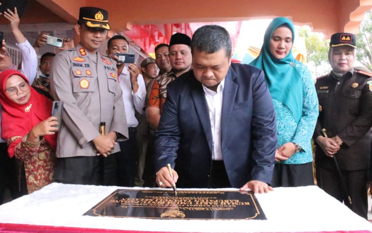 Bupati Kabupaten Tapanuli Selatan H. Dolly Pasaribu saat meresmikan Rumah Sakit Umum Daerah (RSUD) Pintu Padang, di Kelurahan Pintu Padang, Kecamatan Batang Angkola, Kabupaten Tapanuli Selatan, Senin (6/3/2023).