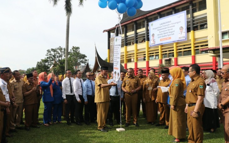Gubernur Sumbar Mahyeldi resmi melaunching Pengelolaan Transaksi Keuangan Pemprov Sumbar melalui Bank Nagari Unit Usaha Syariah.