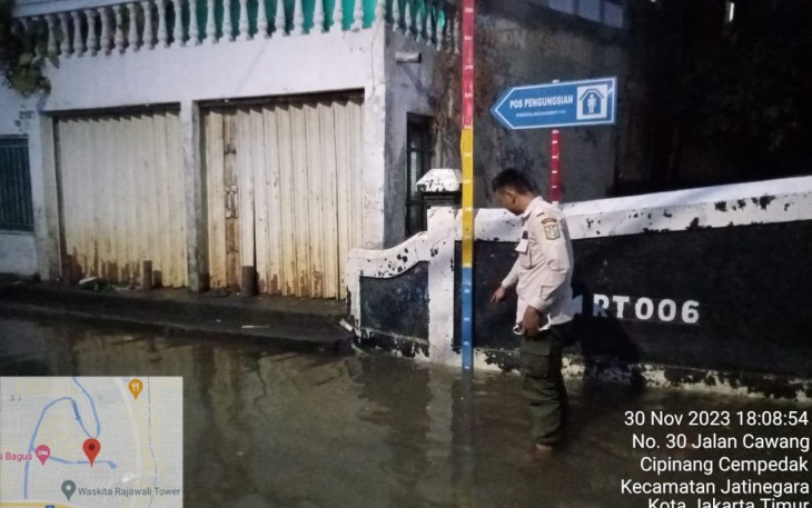 BPBD DKI Jakarta melakukan pemantauan tinggi muka air dampak dari banjir yang terjadi memasuki musim hujan akhir tahun ini