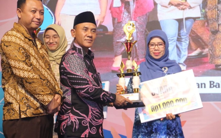 Danrem menyerahkan hadiah dan penghargaan kepada para pemenang lomba yang diadakan di Kantor Bakorwil