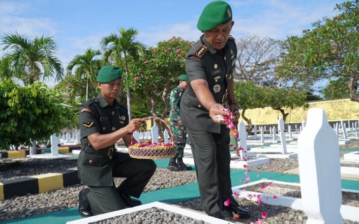  Korem 081/DSJ menggelar ziarah dan tabur bunga di Taman Makam Pahlawan (TMP) Kota Madiun, Jl. Pahlawan 50, Kota Madiun, Kamis (14/12/2023)