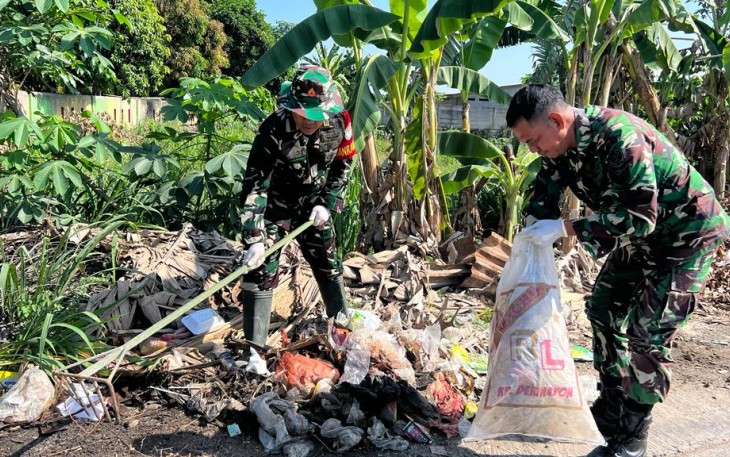 Koramil 0602-06/Kramatwatu Kodim 0602/Serang melaksanakan kegiatan Karya Bakti (Karbak)  pembersihan sampah dan penanaman pohon, bersama Pemerintah Daerah Kecamatan dan Polsek Kramatwatu dan masyarakat setempat, dalam rangka menyambut Hari Juang TNI AD yang Ke-78 Tahun 2023, bertempat di Kampung Cigodang Desa Harjatani, Kecamatan Kramatwatu Kabupaten Serang Provinsi Banten, Kamis (14/12/2023)