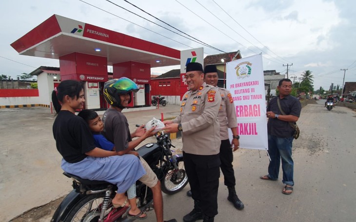 Kapolsek Belitang Tiga saat Berbagi Takjil