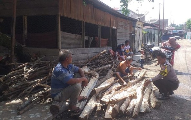 Bhabinkamtibmas Polsek Padang Bolak, Bripka Amirul S Hasibuan, memberi pesan-pesan Kamtibmas, Senin (16/10/2023) 