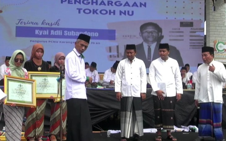  Ilyas Akbar Almadani (ke dua dari kanan) mewakili almarhum KH Adli Soebandono saat prosesi penyerahan piagam penghargaan dari PCNU Karanganyar, di Stadion Angkatan 45