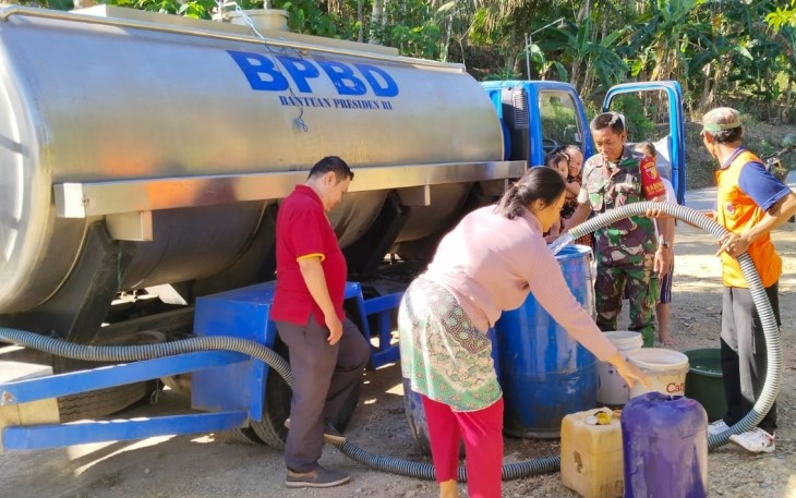 Serka Suharjo telah menjalankan tugas mulia dengan menyebarkan bantuan air bersih sebanyak 1.200 liter kepada warga setempat, Sabtu (12/8/2023).