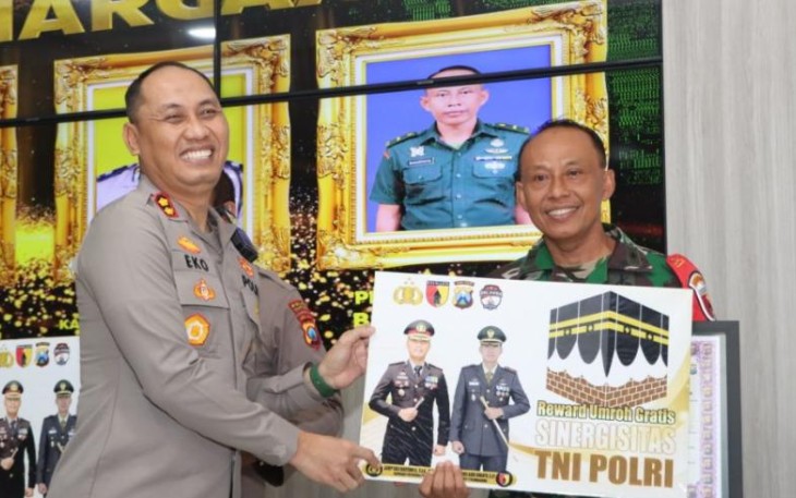 AKBP Eko Hartanto SIK MH saat memberikan hadiah umroh gratis kepada anggota TNI