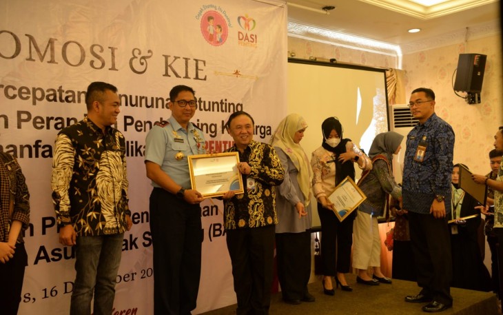 Danlanud Sultan Hasanuddin Terima Penghargaan Bapak Asuh Anak Stunting