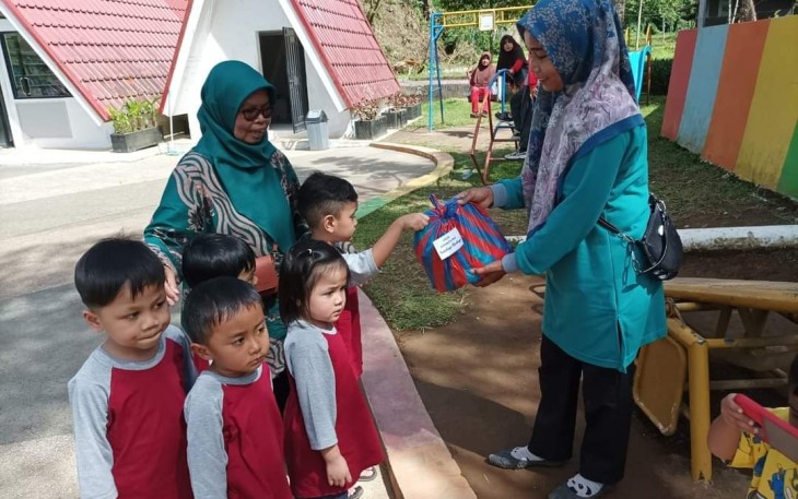 PAUD Permata Ibu menggelar kegiatan "Rekreasi Sambil Berbagi".