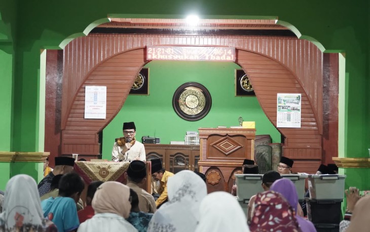Bupati Limapuluh Kota, Safaruddin saat memberikan sambutan sekaligus perkenalan TSR  1 Pemkab Limapuluh Kota dihadapan ratusan jamaah Masjid Istiqomah.