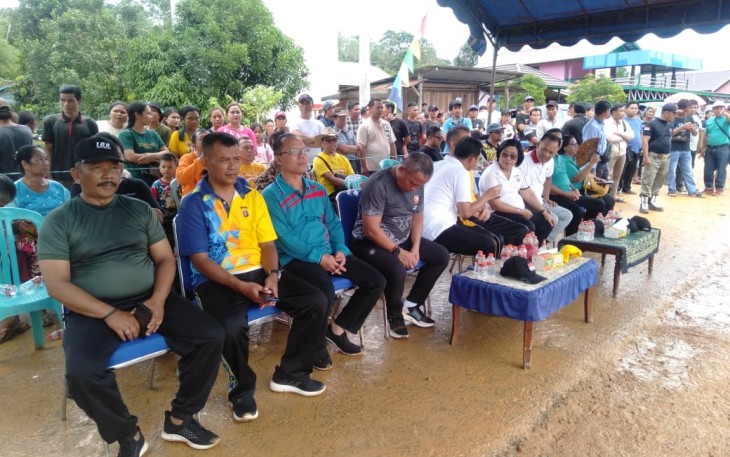 Danramil 1016-08/Kahut saat Hadiri Road Show Bupati Gunung Mas di Kecamatan Damang Batu