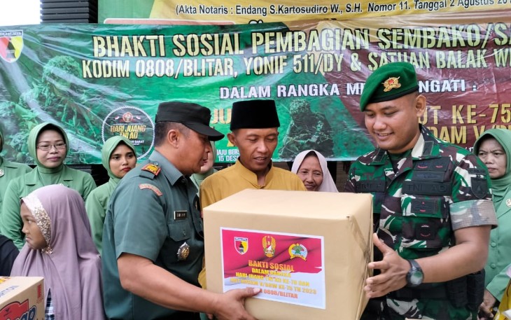 Hari Juang TNI AD ke - 78 dan HUT Ke - 75 Kodam V/Brw Tahun 2023, Kodim 0808/Blitar bersama Yonif 511/DY dan Satuan Balak Wilayah Blitar, menggelar kegiatan bhakti sosial pembagian sembako / santunan kepada Pondok Asuh Anak Yatim "Nurul Ilmi", bertempat di Dusun Siraman RT. 1 RW. 4 Desa Siraman Kec. Kesamben Kab. Blitar, Rabu (13/12/2023)