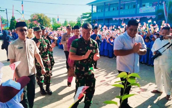 Kodim 0315/Tanjungpinang bersama Pemkab Bintan dan Polres Bintan menggelar kegiatan Pembagian Sarapan Pagi Merah-putih kepada Siswa SDN 004 Toapaya, Kabupaten Bintan, Jumat (11/8/2023) pagi. 