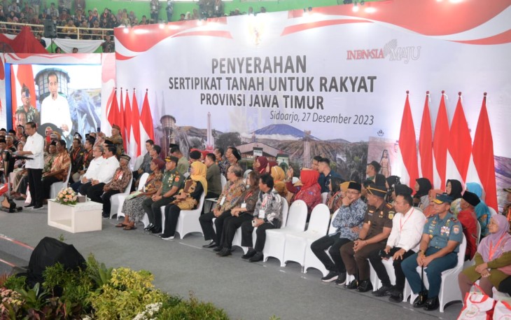 Danlantamal V Dampingi Presiden RI Serahkan 5000 Sertifikat Tanah Untuk Rakyat Jawa Timur