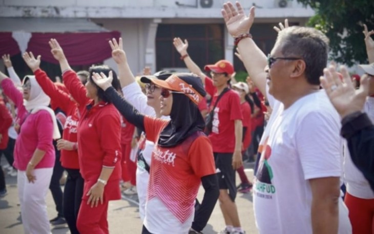 Atikoh Ganjar Bersama Hasto saat Senam Sicita Bareng Ibu-ibu Usai Maraton 10K