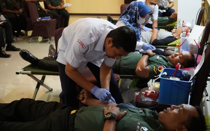 Korem 081/DSJ saat menggelar aksi kemanusiaan berupa donor darah di Aula Jenderal Sudirman Makorem, Jl. Pahlawan No. 50 Kota Madiun, Selasa (12/12/2023) 