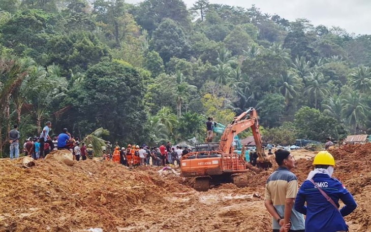 Penanganan darurat bencana longsor yang terjadi di di Kecamatan Serasan, Kabupaten Natuna, Provinsi Kepulauan Riau pada Senin (6/3/2023) siang lalu. 