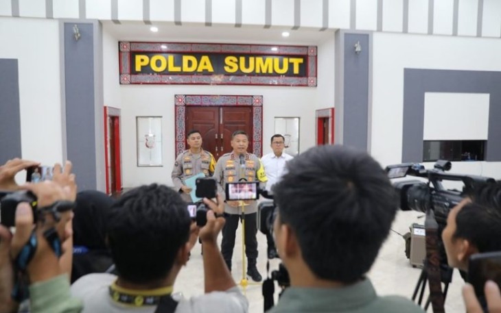 Kapolda Sumut, Irjen Pol Agung Setya Imam Effendi, mengumumkan penahanan tersebut bersama Direktur Reskrimsus, Kombes Pol Teddy Marbun, dan Kabid Humas, Kombes Pol Hadi Wahyudi di Aula Tribrata Mapolda Sumut pada Senin (27/11)